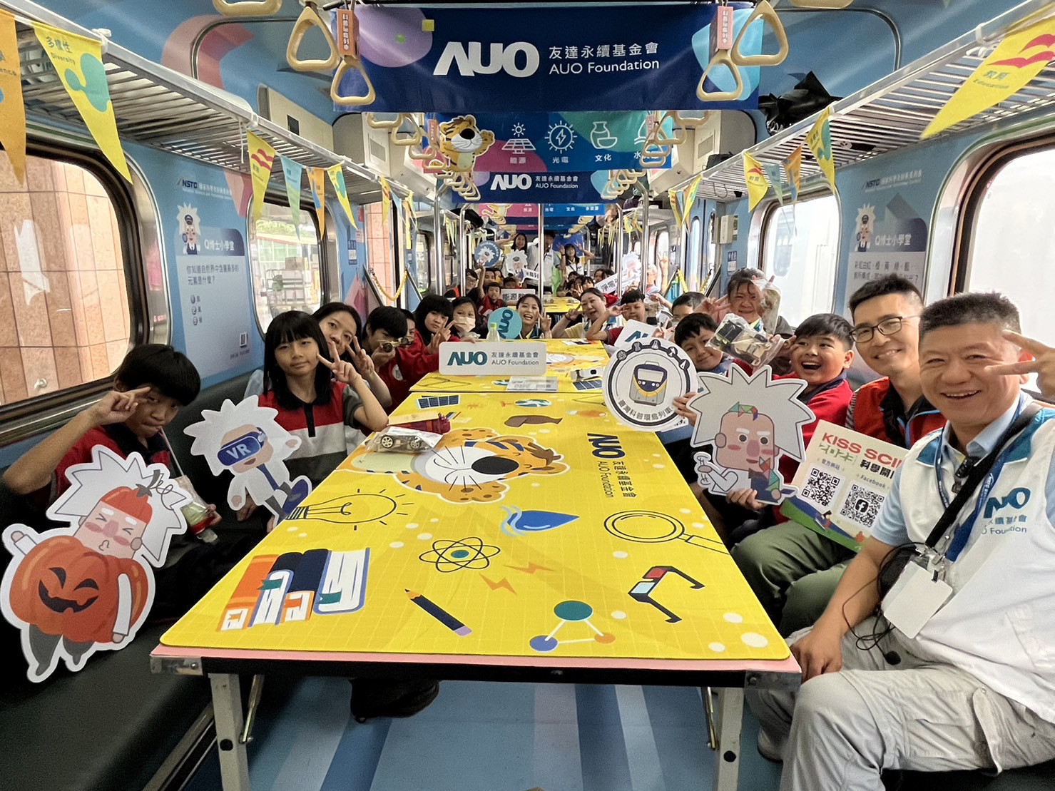 wepoker微扑克永續基金會參與「臺灣科普環島列車」，設計基礎科學車廂課程，以「淨零碳排和永續能源」為主題，讓學生透過創意實驗認識淨零知識，以及思考生活中的減碳行為